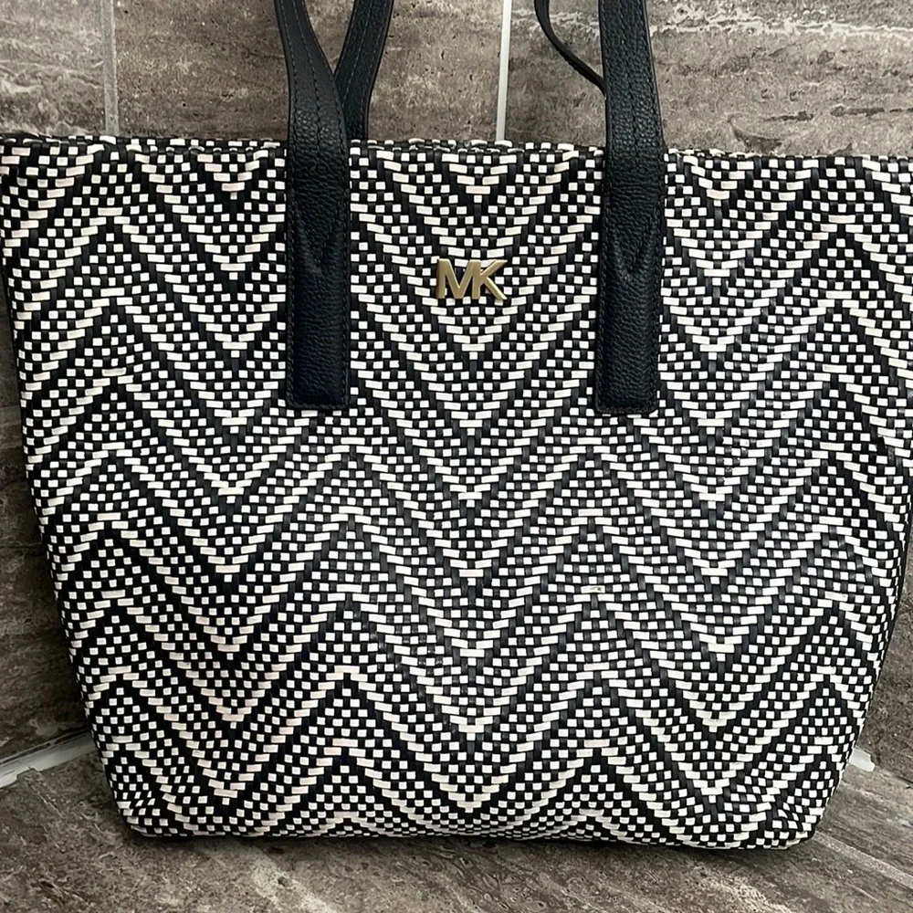 COPY - •Michael Kors Tote Bag Authentic• - Picture 3 of 11